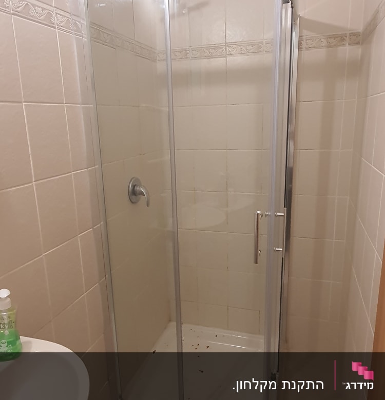 מקלחון זכוכית עם דלתות הזזה וברז מקלחת